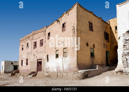 Quelques maisons anciennes à Qurnet Murai sur la rive ouest du Nil à Louxor, Égypte Banque D'Images