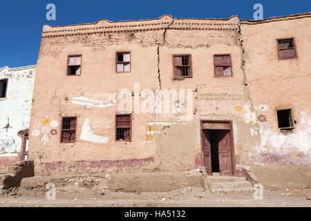 Quelques maisons anciennes à Qurnet Murai sur la rive ouest du Nil à Louxor, Égypte Banque D'Images