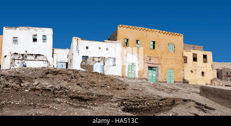 Quelques maisons anciennes à Qurnet Murai sur la rive ouest du Nil à Louxor, Égypte Banque D'Images