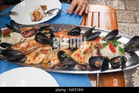 Plateau de fruits de mer avec des moules, crevettes, poissons et calmars photographié en Croatie Banque D'Images