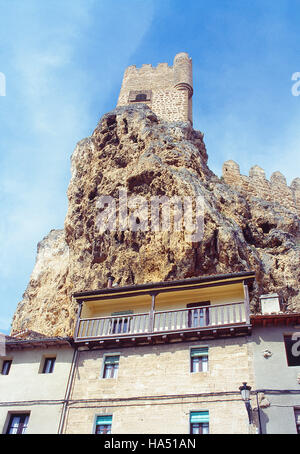 Château sur rock menaçant les maisons du village. Frias, province de Burgos, Castille Leon, Espagne. Banque D'Images