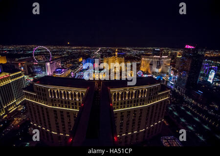 La lune s'élève au-dessus de la Strip, Las Vegas, Nevada, USA Banque D'Images