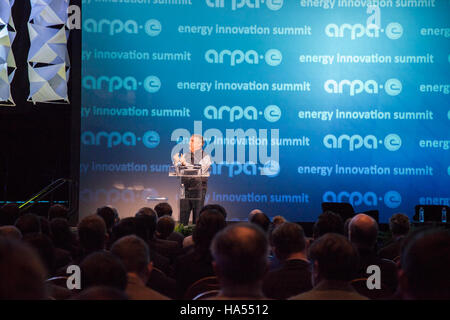 Le ministère de l'énergie travaille à faire progresser les solutions d'énergie propre, en mettant l'accent sur la recherche et le développement dans le domaine des technologies renouvelables. Cette initiative appuie les objectifs du pays en matière de durabilité, de réduction des émissions de carbone et de promotion de l'efficacité énergétique dans tous les secteurs. Banque D'Images