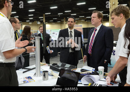 Le Département de l'énergie (DOE) joue un rôle clé dans l'avancement de la recherche scientifique, en particulier en matière de politiques énergétiques et environnementales. Ses initiatives façonnent l'avenir de l'énergie durable et influent sur les efforts d'atténuation du changement climatique, tout en naviguant dans les paysages politiques pour stimuler le progrès. Banque D'Images