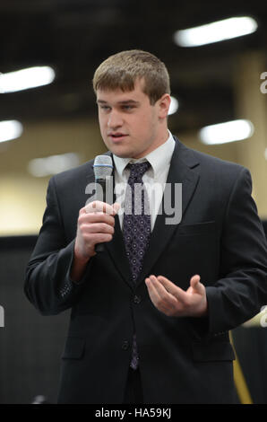 Le Département de l'énergie (DOE) joue un rôle clé dans l'élaboration de la politique énergétique des États-Unis et des progrès scientifiques. Il supervise des projets de production, de recherche et de développement énergétiques. Ses objectifs sont de promouvoir les technologies énergétiques propres, de lutter contre les changements climatiques et de favoriser l'indépendance énergétique. Le DOE finance la recherche dans divers secteurs, y compris l'énergie fossile, la technologie nucléaire et les ressources énergétiques renouvelables. Banque D'Images