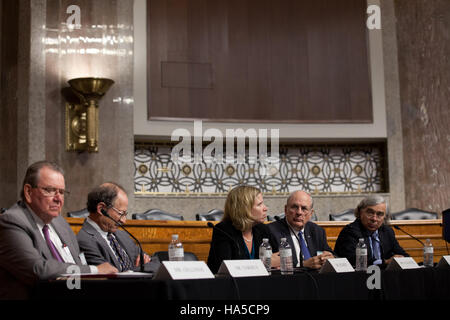 Une image illustrant l’engagement du ministère de l’énergie à faire progresser les pratiques énergétiques durables et à soutenir la protection de l’environnement par des initiatives scientifiques et stratégiques. Banque D'Images