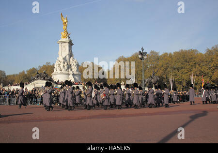 Bande de Coldstream Guards au Victoria monument à l'extérieur de Buckingham Palace Londres Banque D'Images