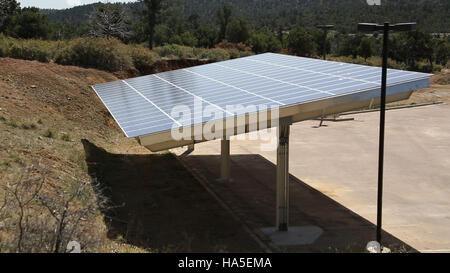 La tribu Apache Tonto a mis en place un parking alimenté à l'énergie solaire dans le cadre de son initiative d'énergie renouvelable. Ce projet met en valeur l’intégration de solutions énergétiques durables dans les communautés tribales, mettant en évidence les efforts visant à réduire l’impact environnemental tout en promouvant l’indépendance énergétique. Banque D'Images