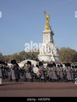 Bande de Coldstream Guards au Victoria monument à l'extérieur de Buckingham Palace Londres Banque D'Images