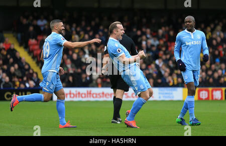 Stoke City's Charlie Adam (centre) célèbre marquant son but premier du côté du jeu au cours de la Premier League match à Vicarage Road, London. Banque D'Images