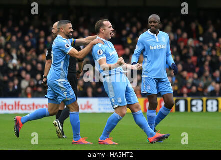 Stoke City's Charlie Adam (centre) célèbre marquant son but premier du côté du jeu au cours de la Premier League match à Vicarage Road, London. Banque D'Images