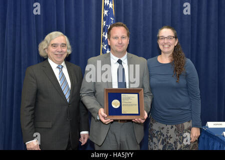 Departmentofenergy 26896453173 Secrétaire DOE E. Moniz avec boursier PECASE Michael Stadler et Patricia A. Hoffman, Secrétaire adjointe, Bureau de la livraison de l'électricité et Energ Banque D'Images