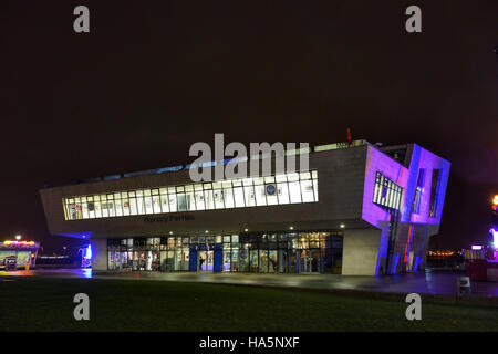 La gare maritime de Mersey à Liverpool Waterfront Pierhead sur éclairé par les lumières de la Marché de Noël et fête foraine. Banque D'Images