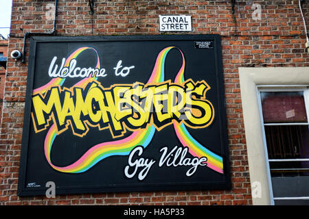 Bienvenue dans le village gai de Manchester signer dans Canal Street, Manchester. Banque D'Images