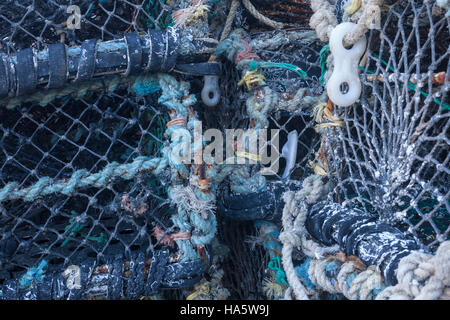 Des casiers à homard empilés à Padstow à Cornwall. Banque D'Images