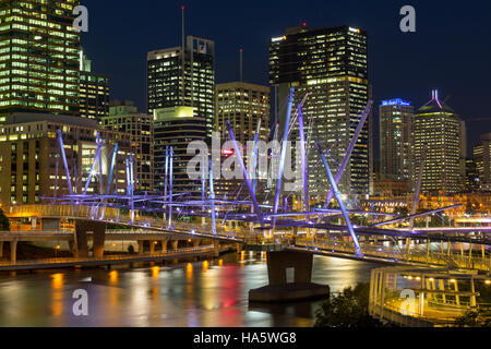 BRISBANE, AUSTRALIE - Le 28 septembre 2016 : La passerelle Kurilpa liens du Roma Street salon de la CDB avec la Banque sud de Brisbane. Banque D'Images