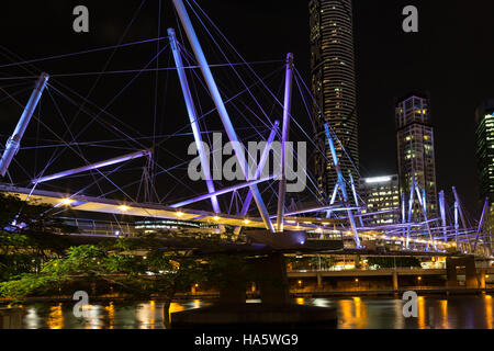 La passerelle Kurilpa liens du Roma Street salon du CBD de Brisbane avec galerie d'Art moderne et la bibliothèque d'état de South Bank. Banque D'Images