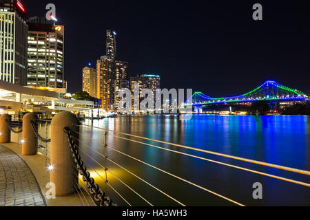 Skyline nuit Brisbane avec rivière et Story Bridge Banque D'Images