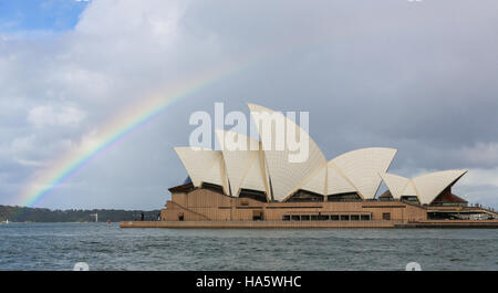 L'Opéra de Sydney sous un arc-en-ciel sur un jour nuageux Banque D'Images