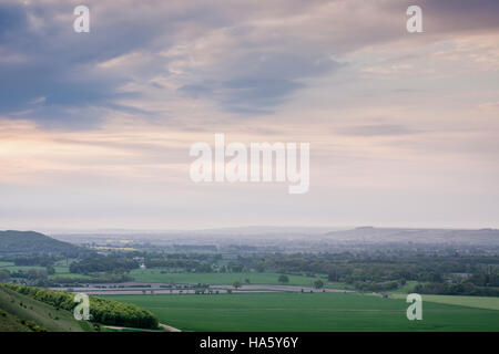 La recherche à travers la vallée de Pewsey dans Wiltshire de Knap Hill. Banque D'Images