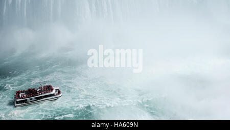L'approche de l'Hornblower Horsehoe Falls, Niagara Falls, Ontario, Canada Banque D'Images
