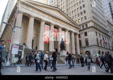 New York, États-Unis d'Amérique - le 18 novembre 2016 : Les gens en face de la Federal Hall dans le Lower Manhattan Banque D'Images