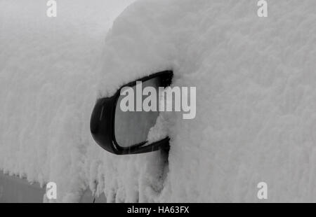 Miroir de voiture presque entièrement couverte de neige Banque D'Images