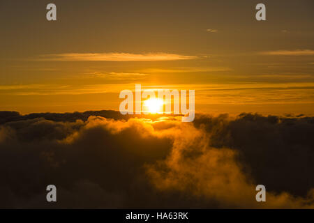 Coucher de soleil au dessus des nuages Parc National de Haleakala Maui Hawaii USA Banque D'Images