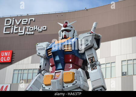 Tokyo, Japon-2/27/16: Statue grandeur nature du RX-78-2 Gundam (situé en face de la place de la ville de Diver Tokyo), connu de l'anime Gundam. Banque D'Images