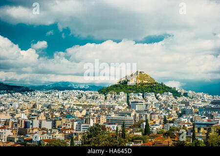 Paysage urbain d'Athènes et la colline de Lycabettus Banque D'Images