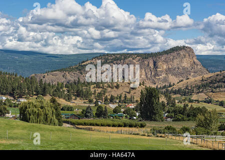 Tête géants montagne près de Summerland, Colombie-Britannique Canada avec des terres agricoles dans l'avant-plan Banque D'Images