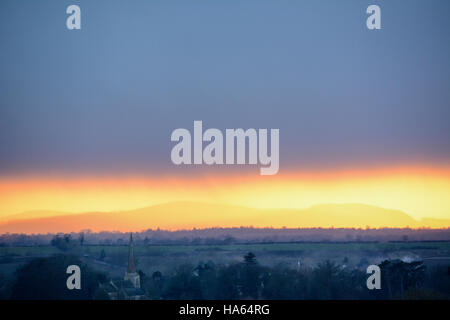 Bande de superbe coucher du soleil doré capture les collines de Malvern sous ciel gris ardoise avec Vale of Evesham et Mickleton en premier plan Banque D'Images