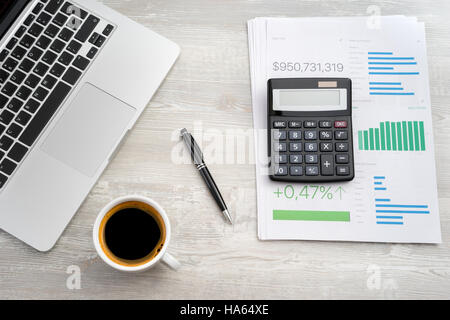 Document financier Les tableaux et graphiques sur la table Banque D'Images