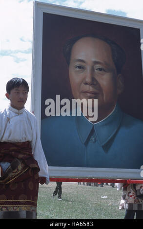 Légende : Yushu, Quinghai, Chine - juillet 2002. Un Tibétain de souche Khampa garçon portant un poster de Mao Ze Dong, à la cérémonie d'ouverture de l'Yush Banque D'Images