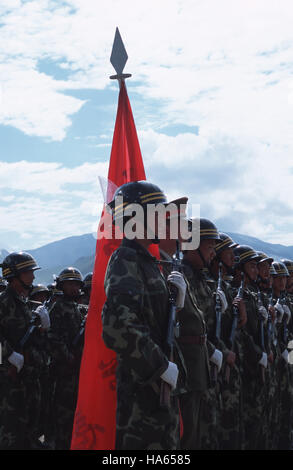 Légende : Yushu, Quinghai, Chine - juillet 2002. Le personnel de l'armée de l'attention permanente au cours de la cérémonie d'ouverture du Festival de courses de Yushu au Qinghai. Banque D'Images