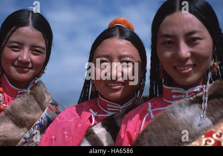 Légende : Yushu, Quinghai, Chine - juillet 2002. Filles tibétaines habillés en tenue traditionnelle lors de la cérémonie d'ouverture du Festival de courses de Yushu en t Banque D'Images