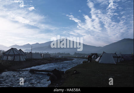 Légende : Yushu, Quinghai, Chine - juillet 2002. Tentes nomades dans la brume du matin à l'assemblée annuelle du Festival de courses de Yushu dans l'ancien Tibet oriental kingdo Banque D'Images