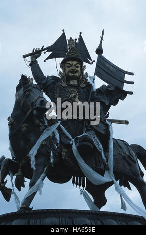 Légende : Axu, Sichuan, Chine - 19 août 2003. Une statue de Roi guerrier Gesar dans Azu province, l'ancien royaume tibétain du Kham. Le roi Gesar est l'image t Banque D'Images