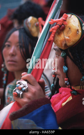 Légende : Axu, Sichuan, Chine - 19 août 2003. Coiffures, Khampa style. Les femmes nomades de l'Est du Tibet lors d'un festival annuel à Axu Nyingmapa, un très remot Banque D'Images