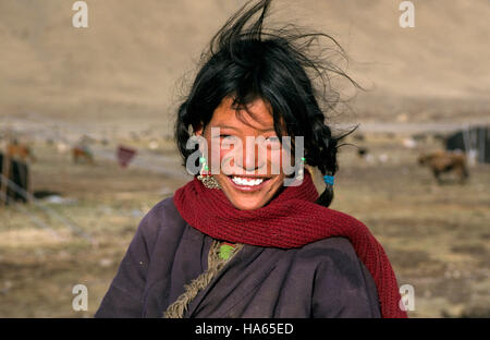 Un jeune nomade Khampa sur les prairies de Litang dans l'est du Tibet. Banque D'Images