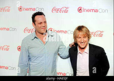 (L-R) Vince Vaughn et Owen Wilson, les bénéficiaires du duo comique de l'année, arrivent au CinemaCon cérémonie de remise des prix de la boîte de nuit pure du Caesars Palace pendant CinemaCon, le site officiel de la convention de l'Association nationale des propriétaires de cinémas, sur Banque D'Images