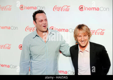 (L-R) Vince Vaughn et Owen Wilson, les bénéficiaires du duo comique de l'année, arrivent au CinemaCon cérémonie de remise des prix de la boîte de nuit pure du Caesars Palace pendant CinemaCon, le site officiel de la convention de l'Association nationale des propriétaires de théâtre, le 18 avril 2013 à Las Vegas, Nevada. Banque D'Images