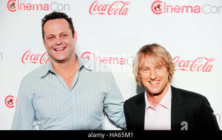 (L-R) Vince Vaughn et Owen Wilson, les bénéficiaires du duo comique de l'année, arrivent au CinemaCon cérémonie de remise des prix de la boîte de nuit pure du Caesars Palace pendant CinemaCon, le site officiel de la convention de l'Association nationale des propriétaires de théâtre, le 18 avril 2013 à Las Vegas, Nevada. Banque D'Images