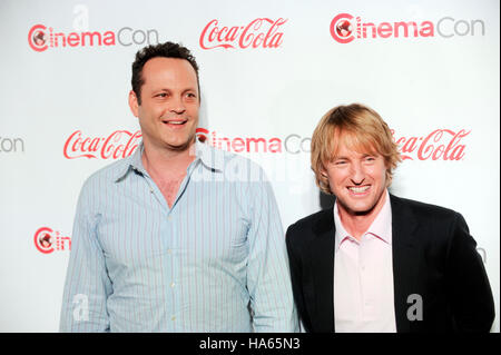 (L-R) Vince Vaughn et Owen Wilson, les bénéficiaires du duo comique de l'année, arrivent au CinemaCon cérémonie de remise des prix de la boîte de nuit pure du Caesars Palace pendant CinemaCon, le site officiel de la convention de l'Association nationale des propriétaires de cinémas, sur Banque D'Images