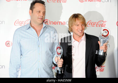 (L-R) Vince Vaughn et Owen Wilson, les bénéficiaires du duo comique de l'année, arrivent au CinemaCon cérémonie de remise des prix de la boîte de nuit pure du Caesars Palace pendant CinemaCon, le site officiel de la convention de l'Association nationale des propriétaires de cinémas, sur Banque D'Images