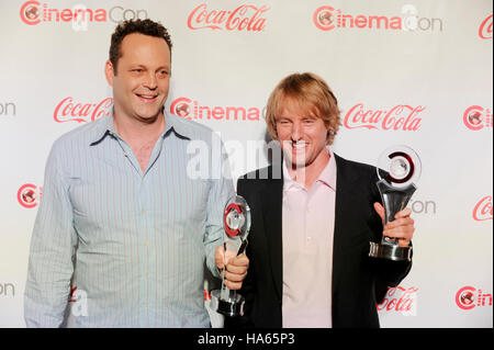 (L-R) Vince Vaughn et Owen Wilson, les bénéficiaires du duo comique de l'année, arrivent au CinemaCon cérémonie de remise des prix de la boîte de nuit pure du Caesars Palace pendant CinemaCon, le site officiel de la convention de l'Association nationale des propriétaires de cinémas, sur Banque D'Images