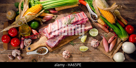 Côtes de boeuf et légumes sur fond de bois sombre. Vue de dessus Banque D'Images