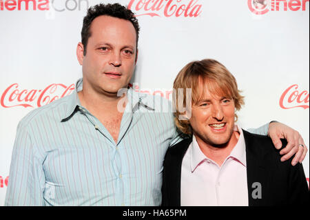 (L-R) Vince Vaughn et Owen Wilson, les bénéficiaires du duo comique de l'année, arrivent au CinemaCon cérémonie de remise des prix de la boîte de nuit pure du Caesars Palace pendant CinemaCon, le site officiel de la convention de l'Association nationale des propriétaires de cinémas, sur Banque D'Images