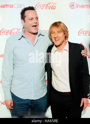 (L-R) Vince Vaughn et Owen Wilson, les bénéficiaires du duo comique de l'année, arrivent au CinemaCon cérémonie de remise des prix de la boîte de nuit pure du Caesars Palace pendant CinemaCon, le site officiel de la convention de l'Association nationale des propriétaires de cinémas, sur Banque D'Images