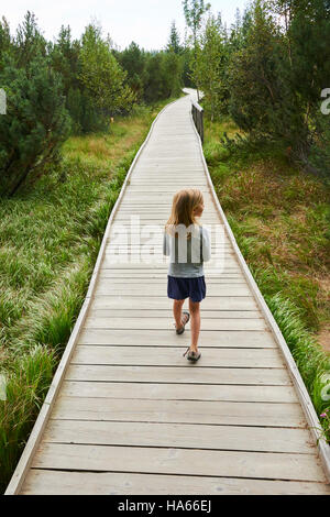 Petit enfant fille blonde explorer la nature au lac trois moor (Trijezerni barrette), Parc National Sumava, forêt de Bohême, République Tchèque Banque D'Images